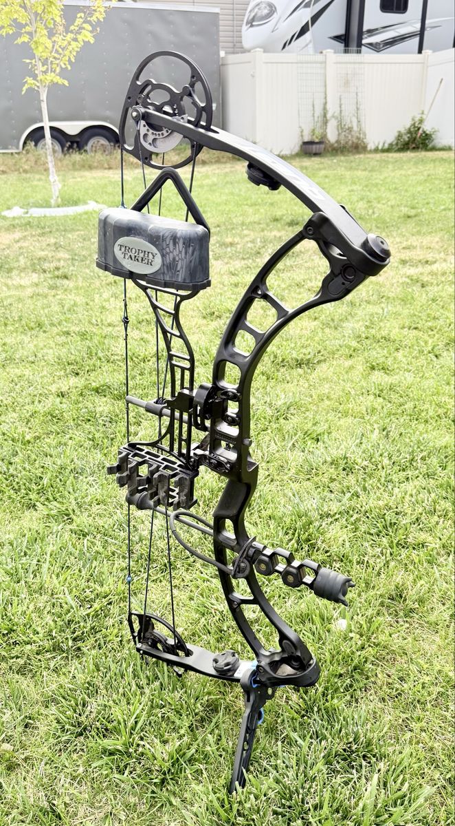 Quest Amp Compound Bow Package RH (Right Hand)