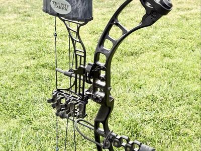 Quest Amp Compound Bow Package RH (Right Hand)