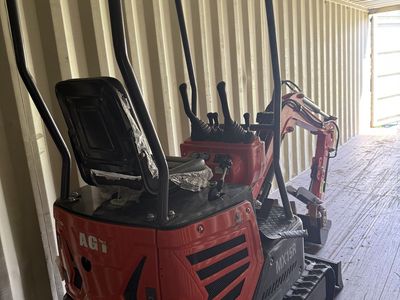 AGT Industrial MX15R Mini Excavator - Compact, Versatile Construction Equipment