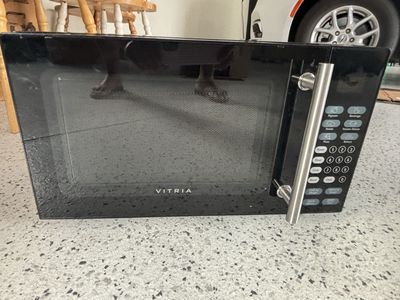 Vitria Countertop Microwave 700 Watts Black with Handle