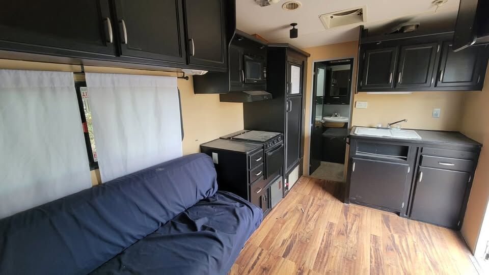 2004 Fleetwood Gear Box Toy Hauler – Onan Generator, Full Kitchen/Bath