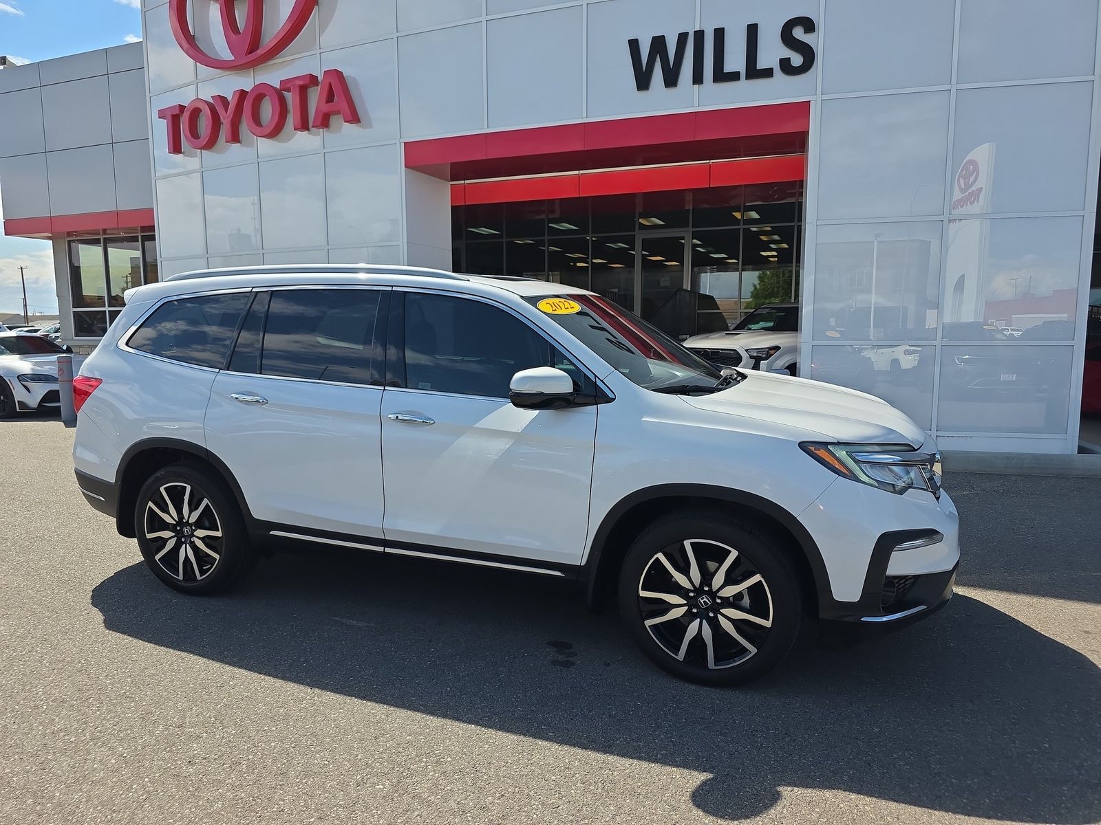 2022 Honda Pilot Touring w/Rear Captain's Chairs