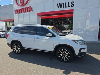 2022 Honda Pilot Touring w/Rear Captain's Chairs