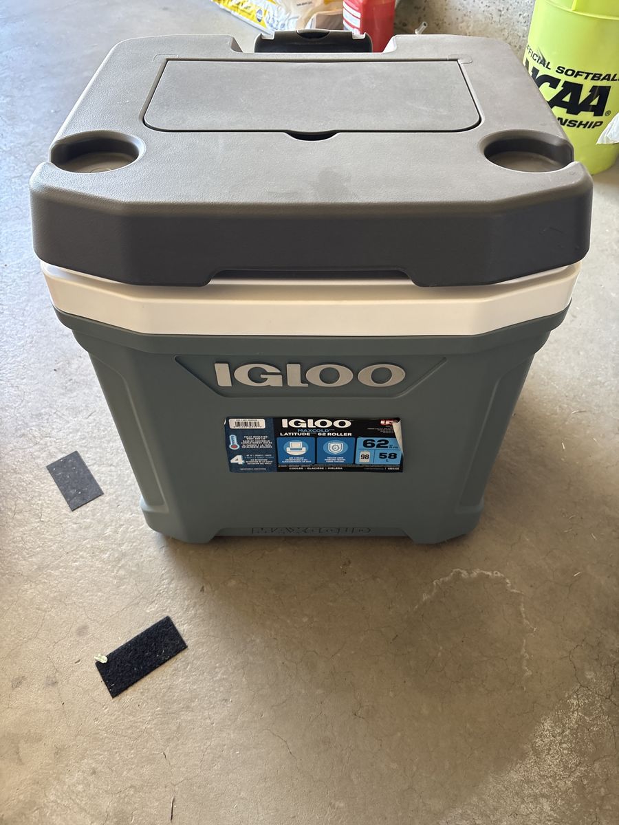 Igloo Latitude 62 Roller Cooler with Wheels - 62 Quart Capacity,
