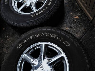 selling a set 4 16" chrome gmc wheels 6x5.5