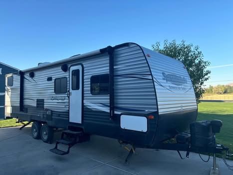 2017 Keystone Springdale Summerland Series Travel Trailer - 28ft, Sleeps 8, AC & Awnings