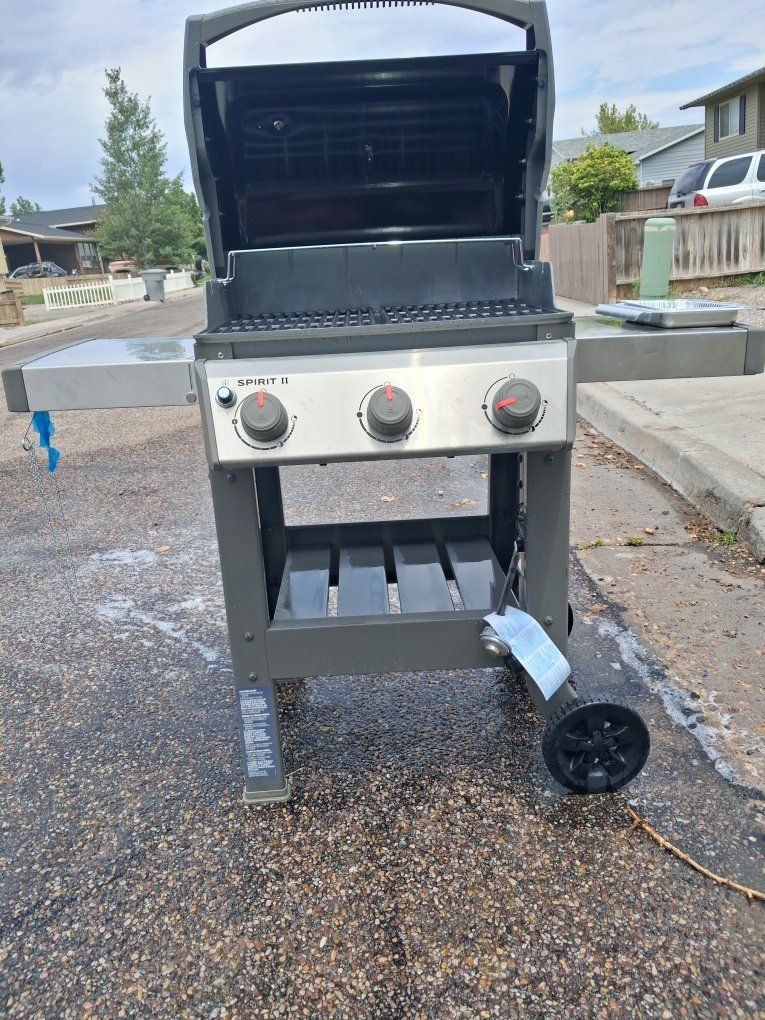 Weber Spirit II E-210 2-Burner Liquid Propane Grill, Gray, Side Burner LIKE NEW NEVER USED