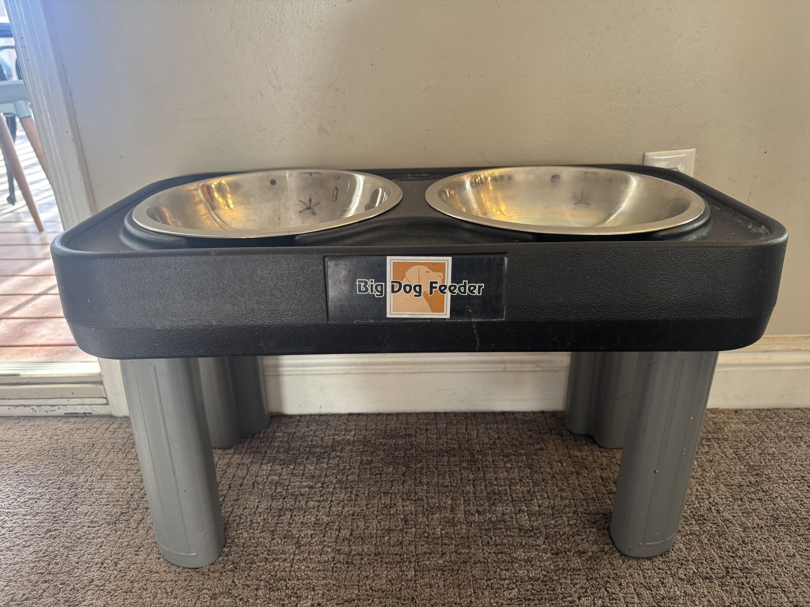 Elevated dog feeder