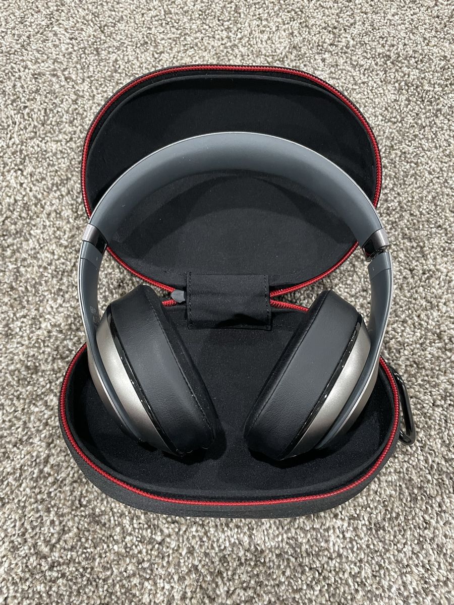 Beats Studio 2.0 Over-Ear Wired Noise cancelling Headphones with Carrying Case - Gray