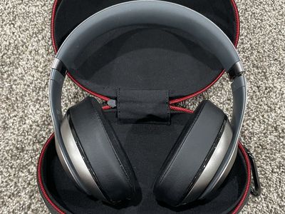 Beats Studio 2.0 Over-Ear Wired Noise cancelling Headphones with Carrying Case - Gray