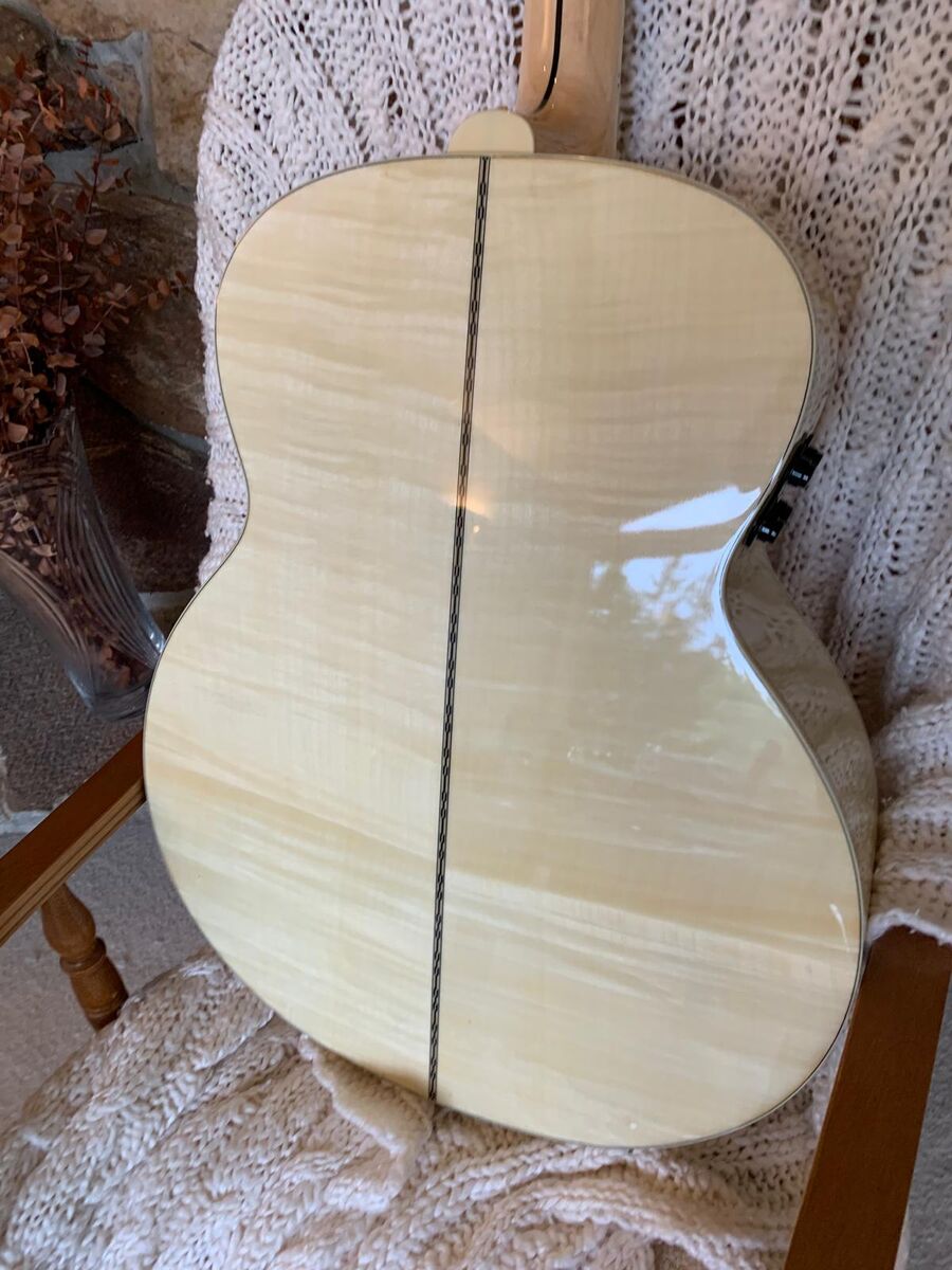 ***AMAZING MAPLE JUMBO GUITAR W ELECTRONICS AND HARDSHELL CASE (LIKE JUMBO MAPLE GIBSON)***