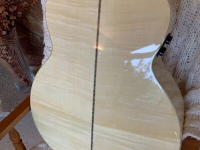 ***AMAZING MAPLE JUMBO GUITAR W ELECTRONICS AND HARDSHELL CASE (LIKE JUMBO MAPLE GIBSON)***