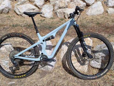 Yeti SB115 Mountain Bike with Fox Suspension & Shimano Components and ENVE Handlebar - Size Medium