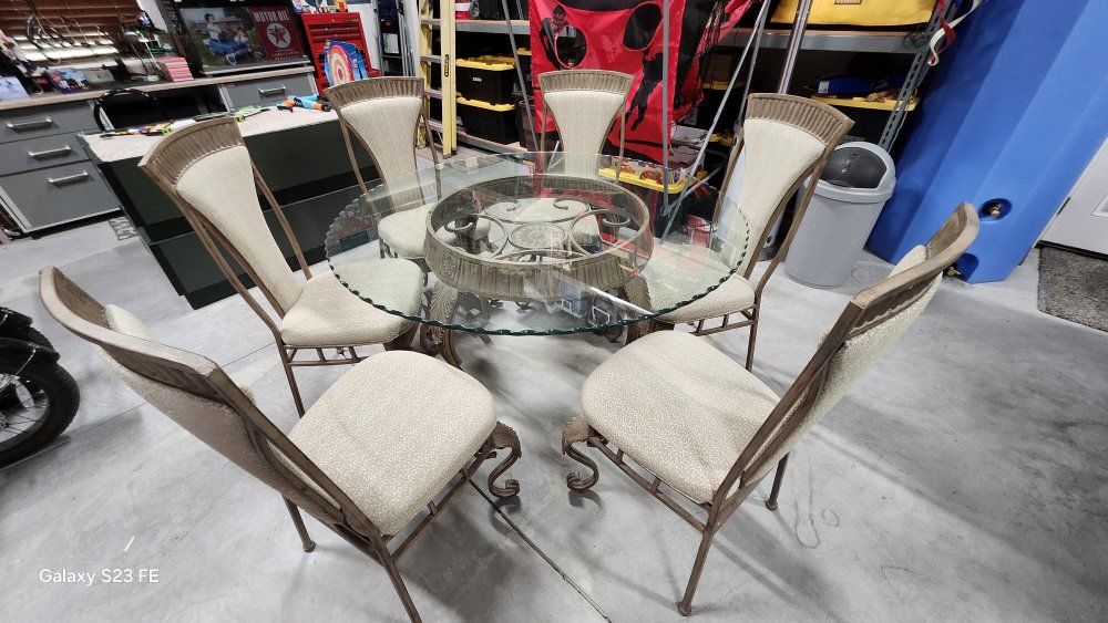 Dinette table and 6 chairs
