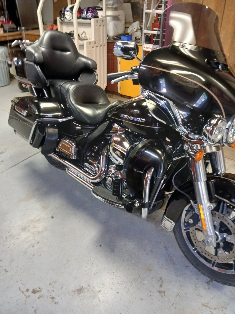2016 Harley-Davidson Ultra Limited Touring Motorcycle - Metallic Grey 