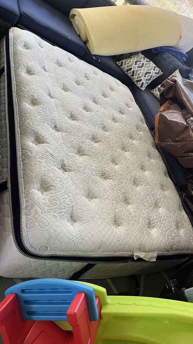 Full Size Mattress - Good Condition, Ready for a New Home