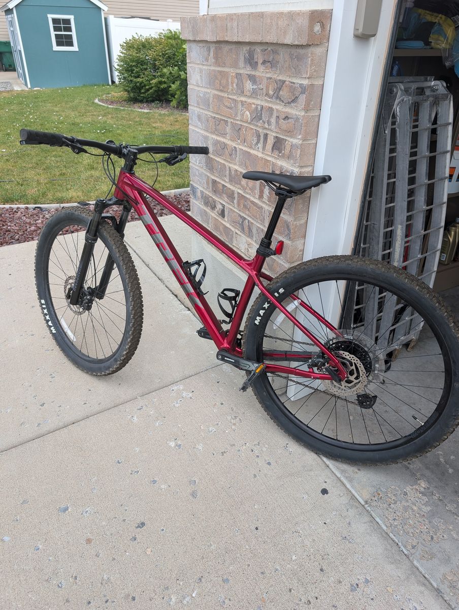 2024 trek marlin 8 medium.