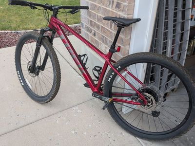 2024 trek marlin 8 medium.