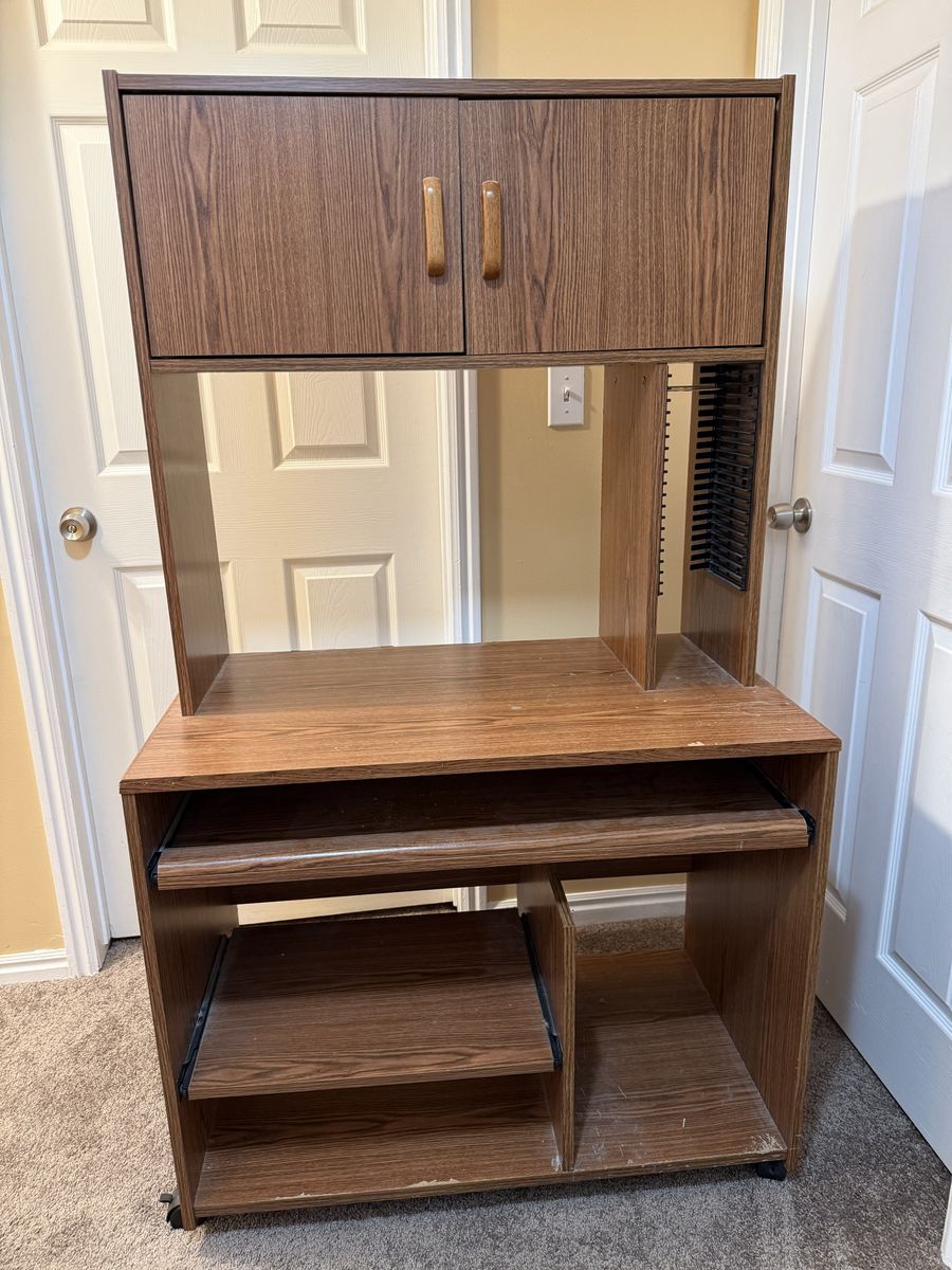 Vintage Wood Grain Computer Desk with Hutch and Pull-out Keyboard Tray