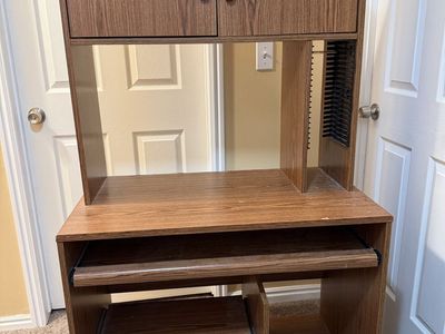 Vintage Wood Grain Computer Desk with Hutch and Pull-out Keyboard Tray