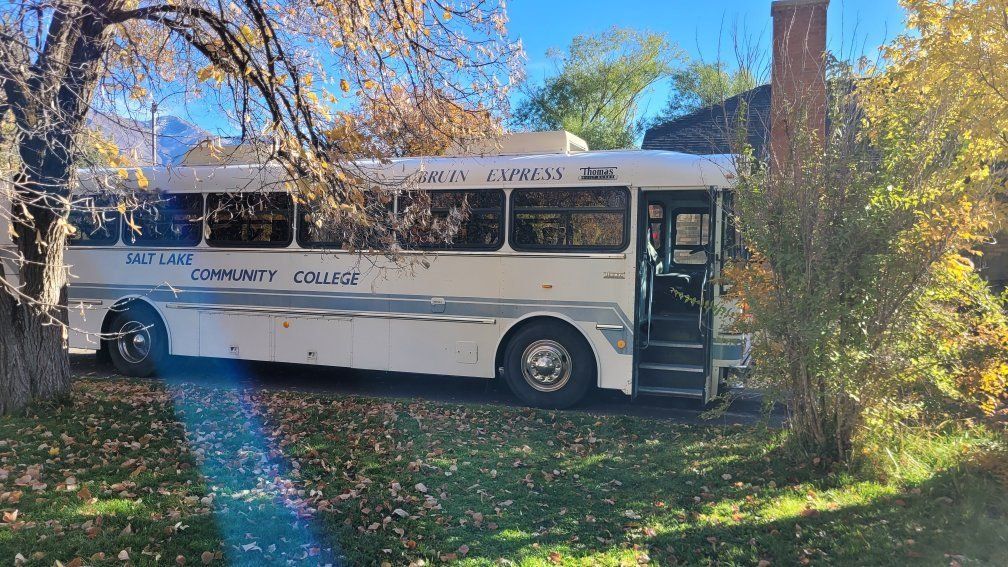 98 Thomas MVP bus, Catapiller diesel motor 80,000