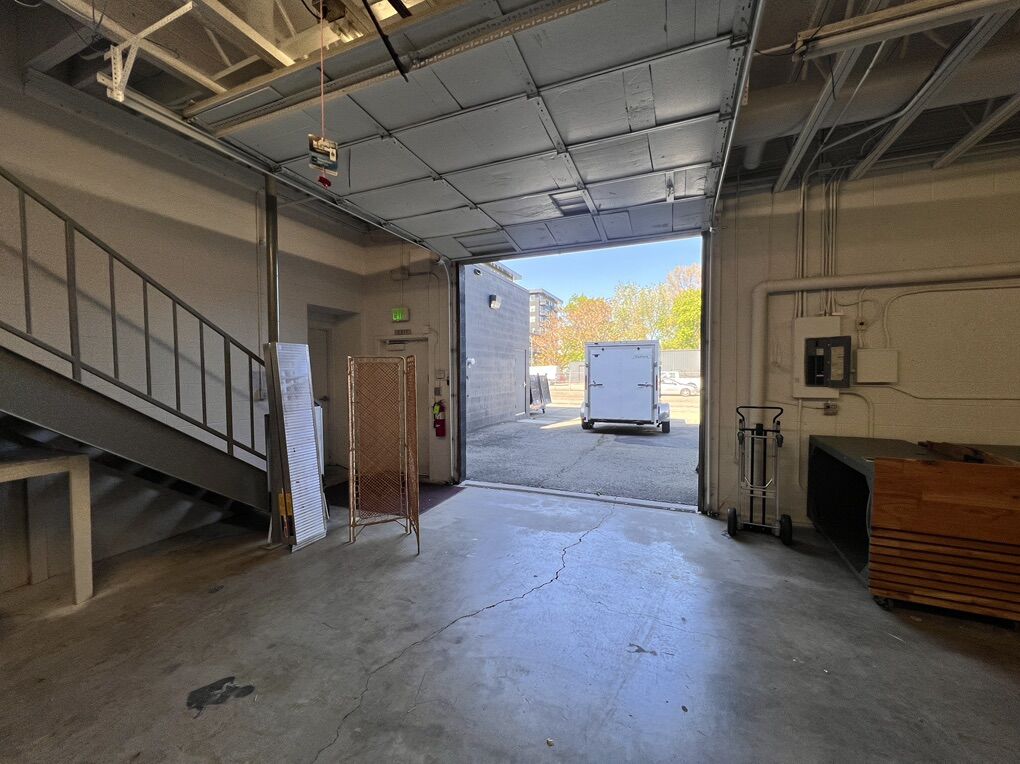 1000sf Warehouse With Bay Door