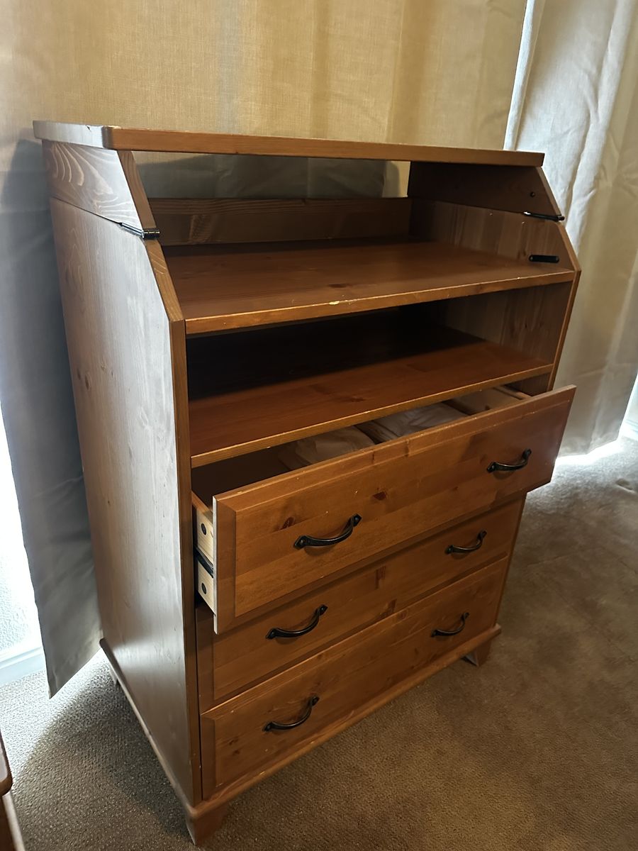 Changing table/ chest of drawers