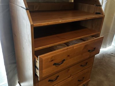 Changing table/ chest of drawers