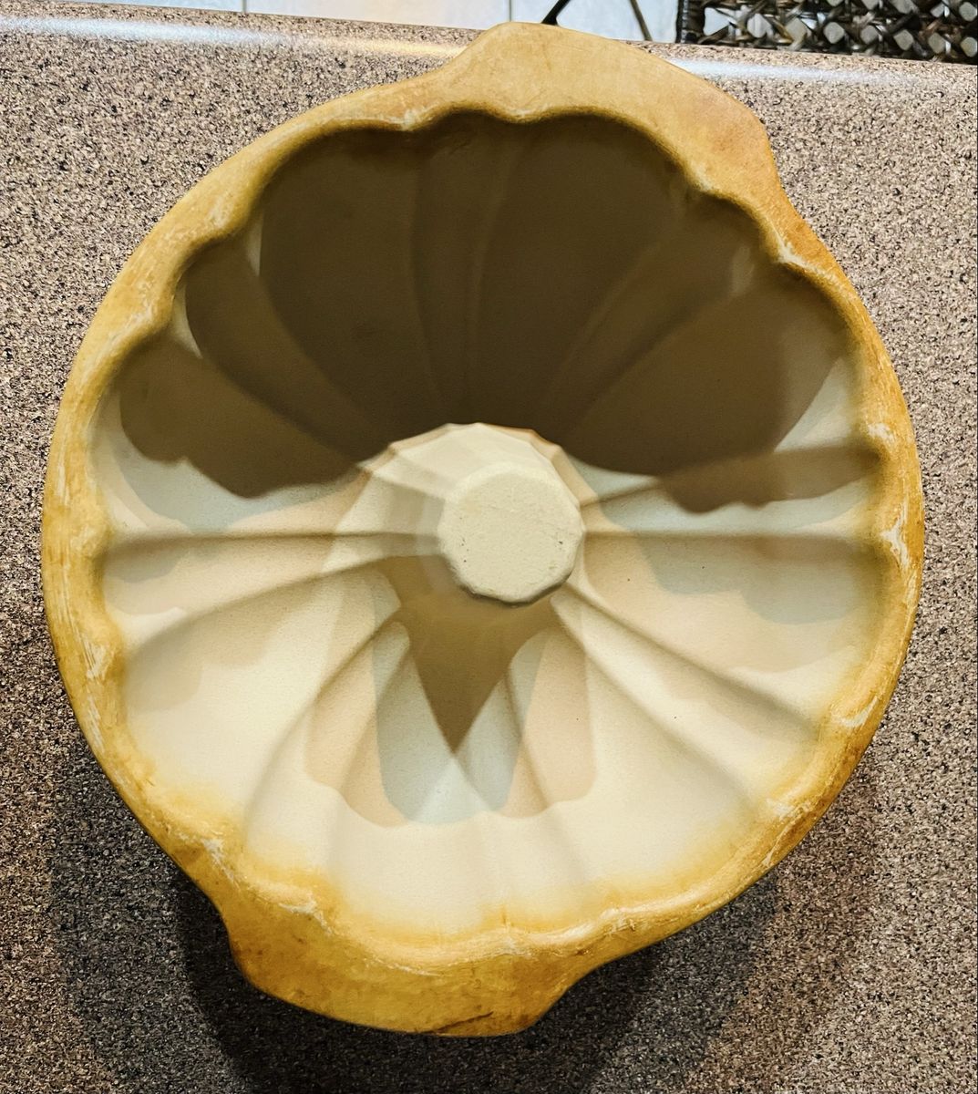 Pampered Chef Stoneware Fluted Pan/ Bundt cake pan