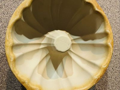 Pampered Chef Stoneware Fluted Pan/ Bundt cake pan