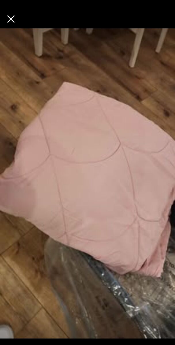 PINK KING SIZE COMFORTER, GREAT CONDITION, SMOKE-FREE PET-FREE HOME.