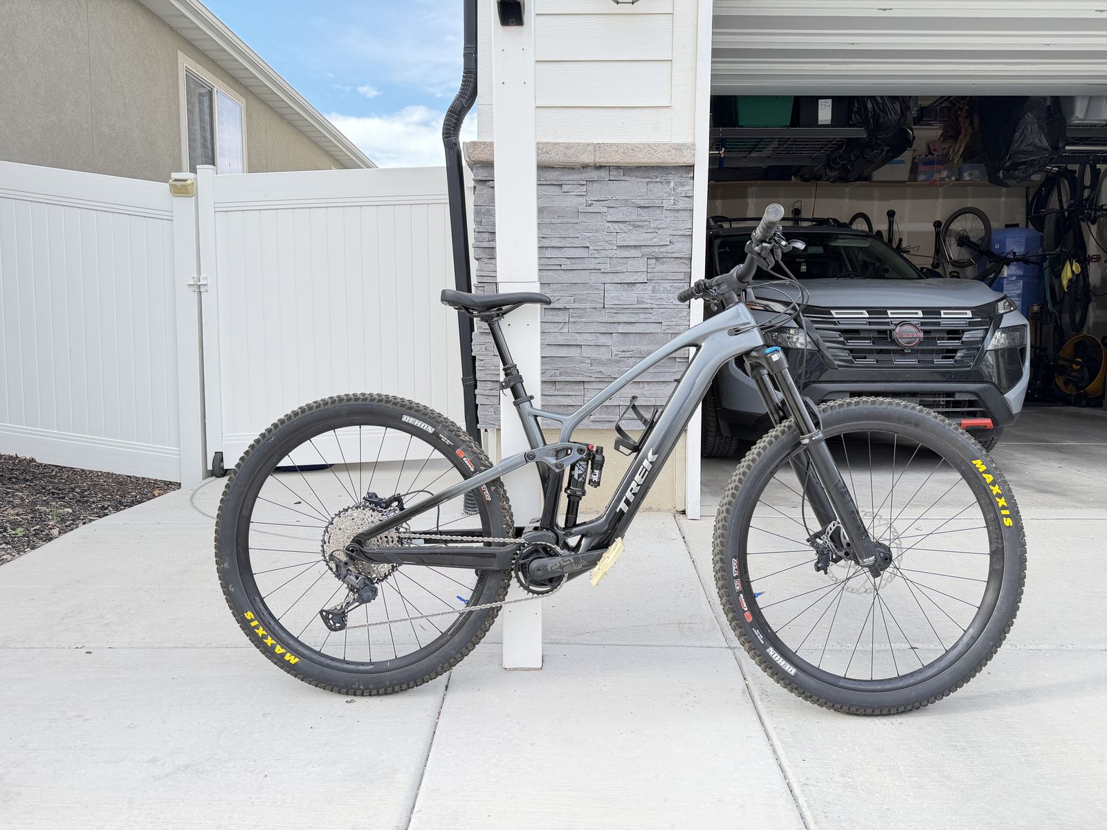 Trek Fuel EXe 9.7 (2023) – Carbon eMTB - Size Medium