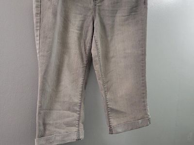 Sol Jean Co. Women's Gray Capri Jeans Size 12 - Stylish & Comfortable Cropped Denim New with out tags