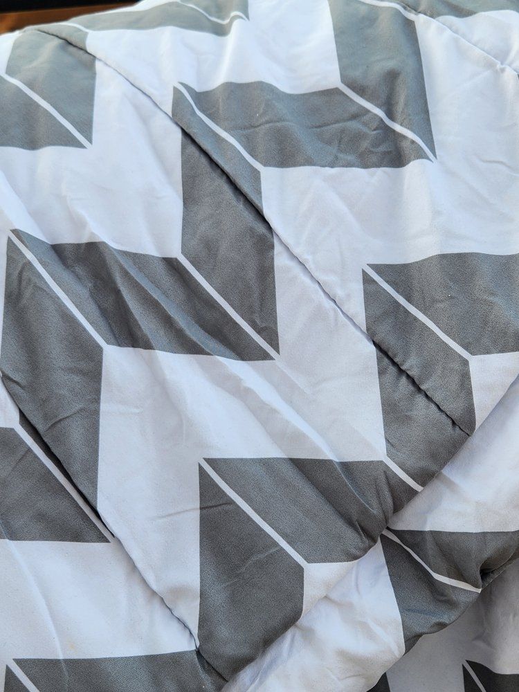 COLLEGE BOUND ALERT - Gray Geometric Chevron Pattern Twin XL Comforter