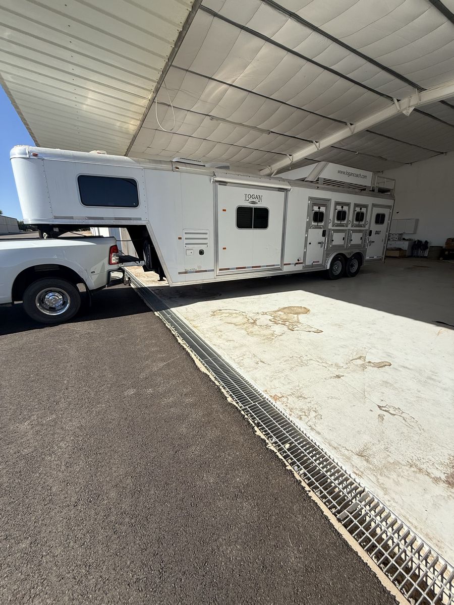 2014 Logan Coach Horse Trailer