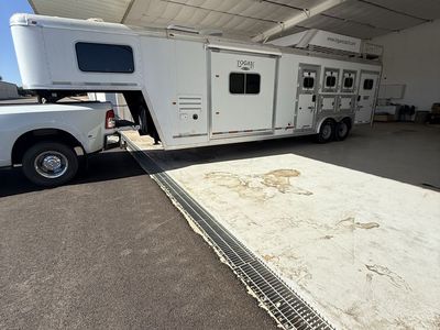 2014 Logan Coach Horse Trailer
