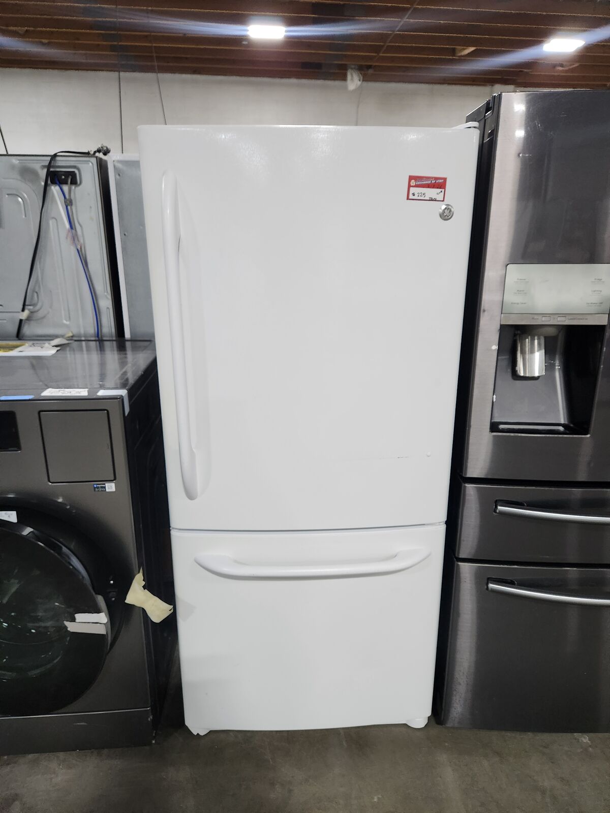 NICE GE TOP FRIDGE BOTTOM FREEZER! W-WARRANTY