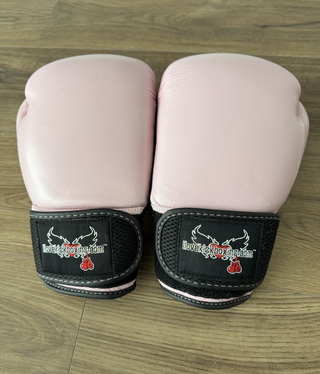 WOMENS BOXING GLOVES AND ACCESORIES