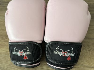 WOMENS BOXING GLOVES AND ACCESORIES