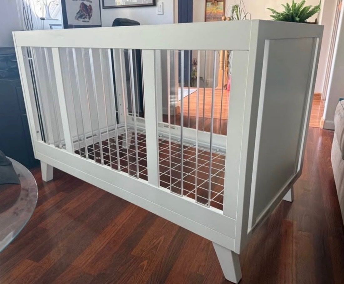 White Sorelle Uptown Acrylic Crib with Mattress. Excellent Condition