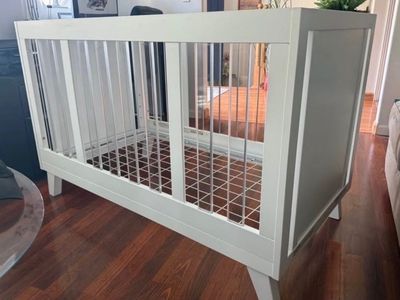 White Sorelle Uptown Acrylic Crib with Mattress. Excellent Condition