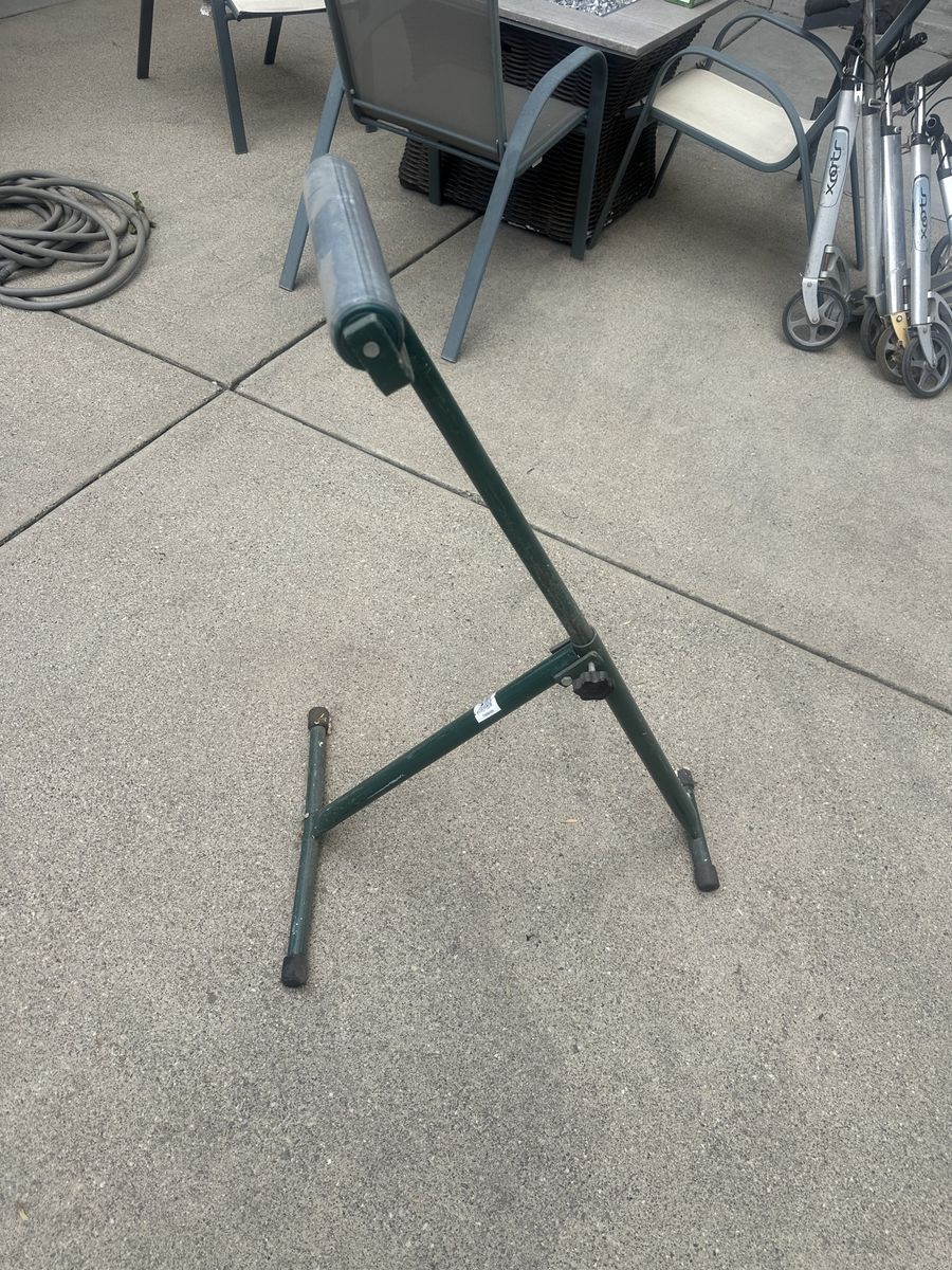Adjustable Green Metal Roller Stand for Woodworking & Sawing Support