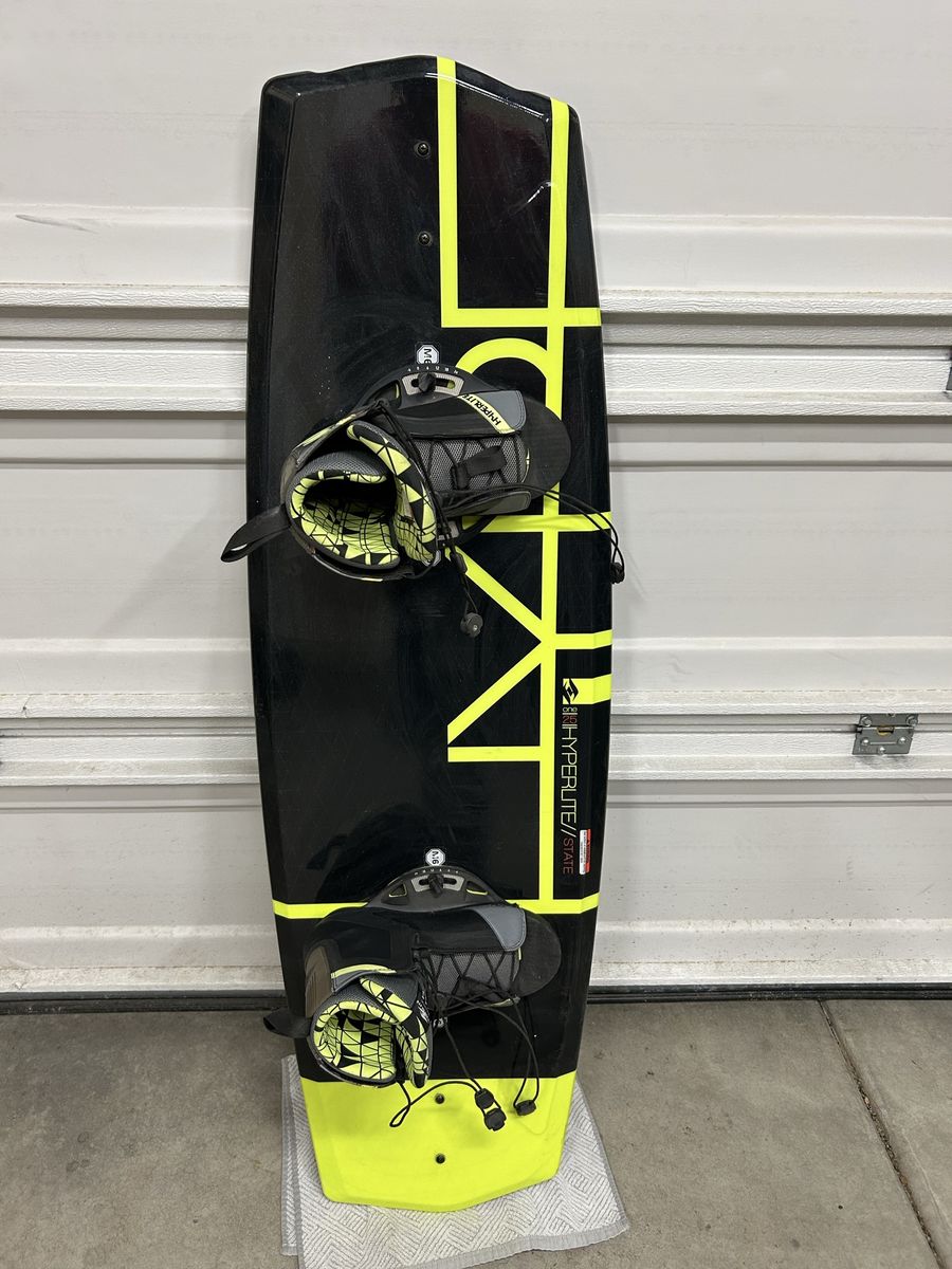 Hyperlite State 2.0 Wakeboard with Remix Bindings - 140cm Black/Neon Yellow