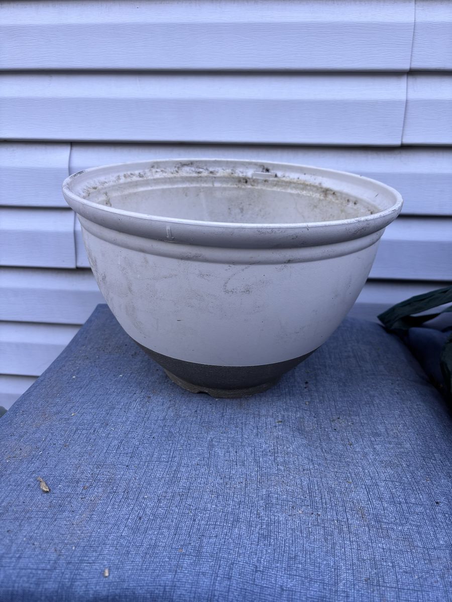 16” Plastic Planter Pot