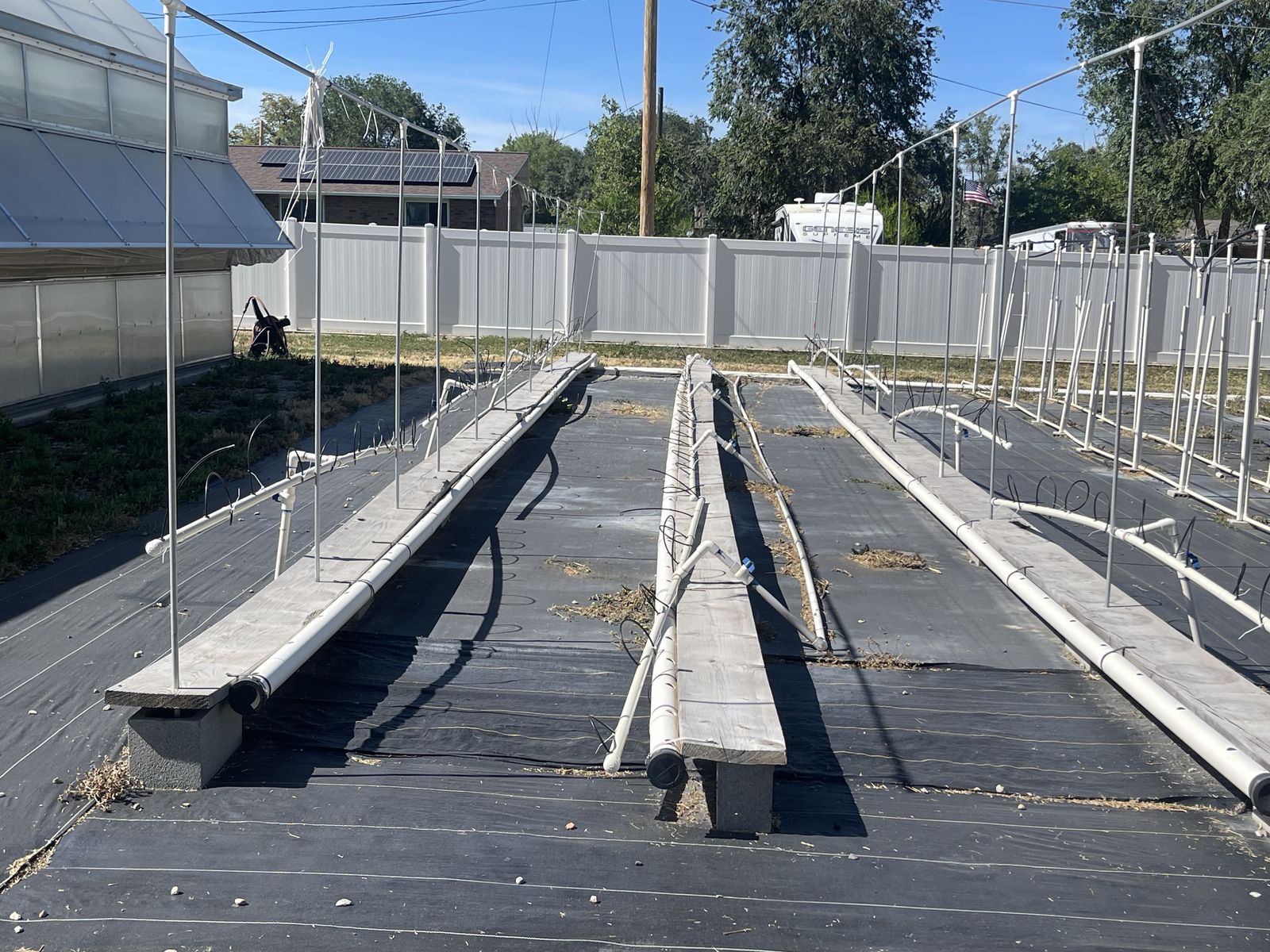 Dutch bucket hydroponic system