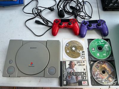PS1 Console Bundle PlayStation 1 PSX SCPH-5501 NTSC U/C, 2 Controllers & 4 Games