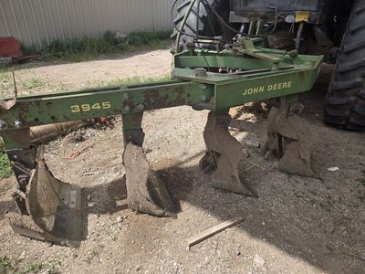 John Deere 3945 4 Bottom Switch Plow