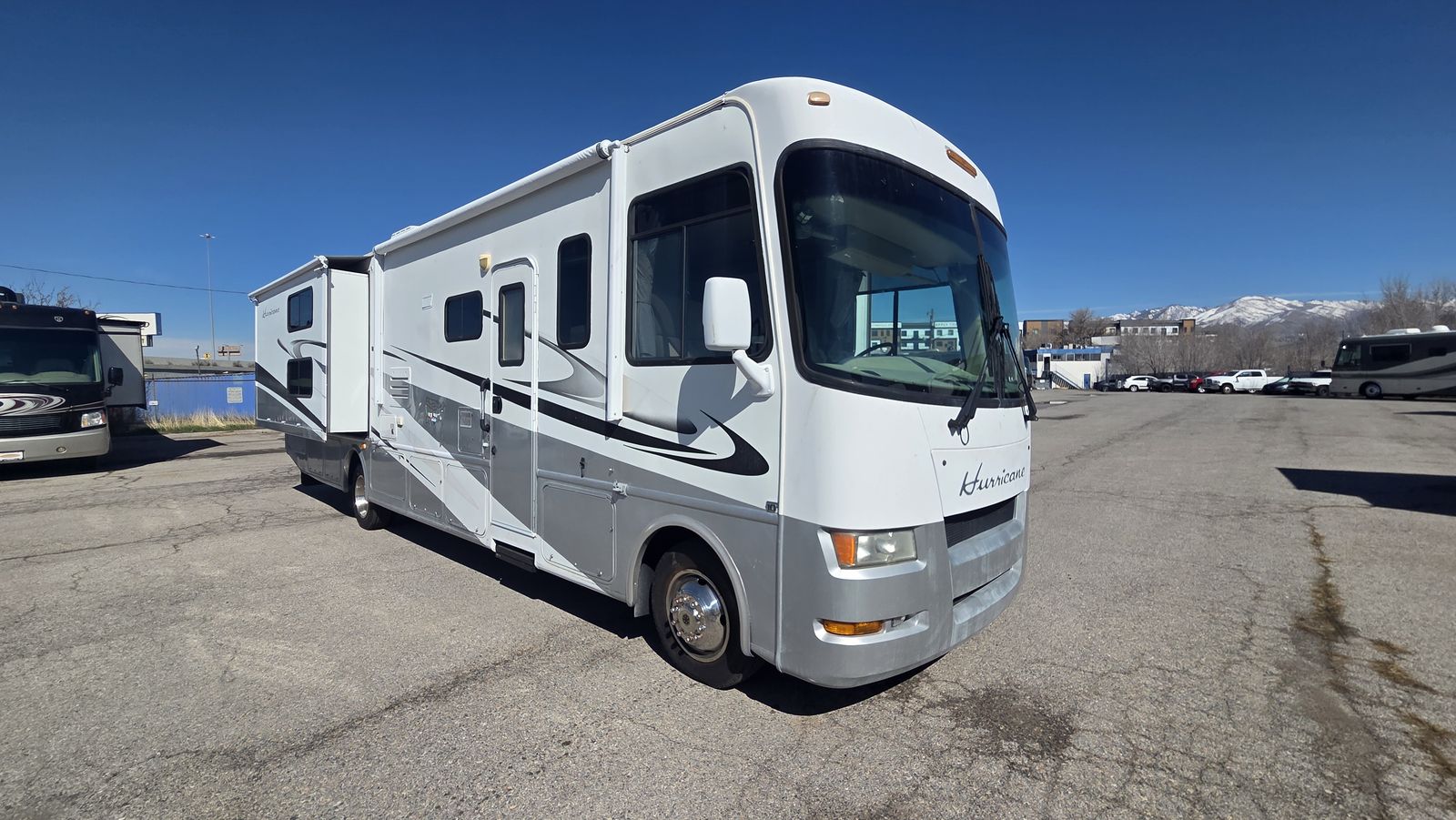 2009 Four Winds Hurricane 34B 3 SLIDES AND BUNKBEDS !!