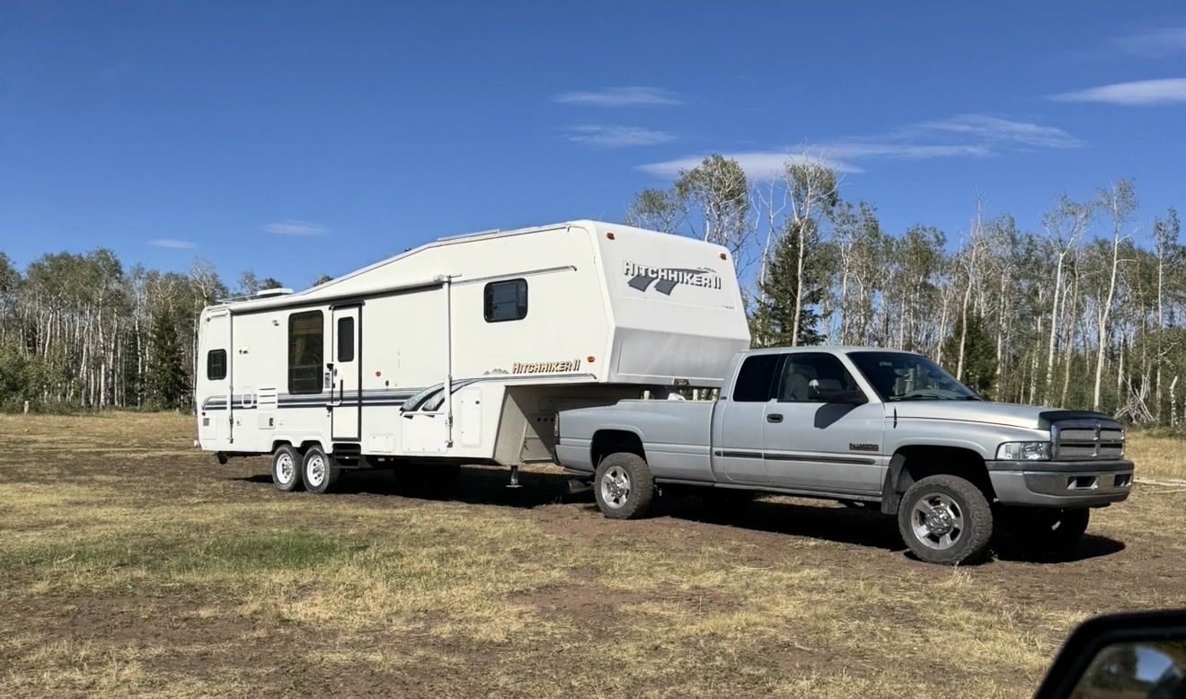 HitchHiker II 5th Wheel Travel Trailer - Spacious, Well-Maintained RV