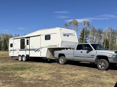 HitchHiker II 5th Wheel Travel Trailer - Spacious, Well-Maintained RV